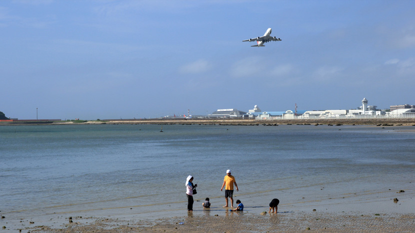 瀬長島から那覇空港を離陸する飛行機を見る