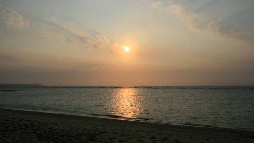 瀬底ビーチに沈む夕日