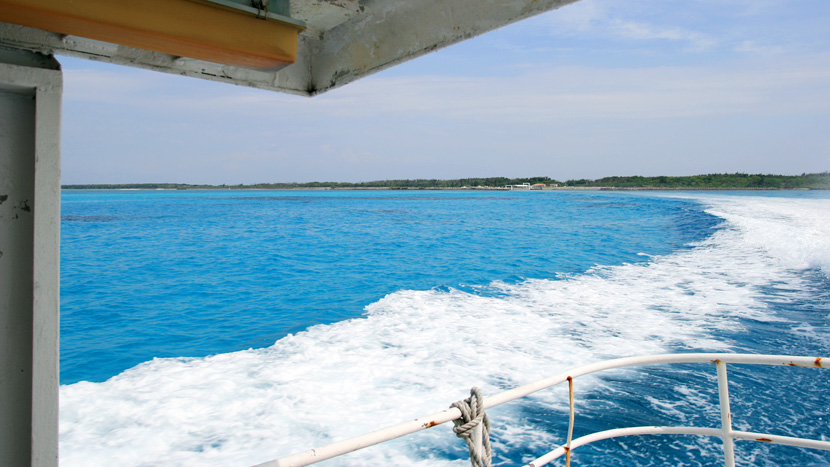 黒島沖の青い海