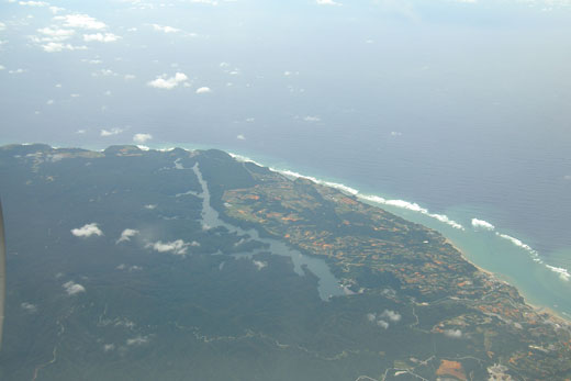 飛行機から見た沖縄本島の海