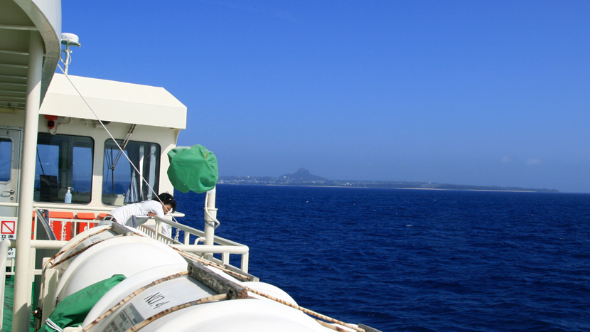 海上のフェリーから伊江島のタッチューを見える