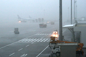 大雨の那覇空港