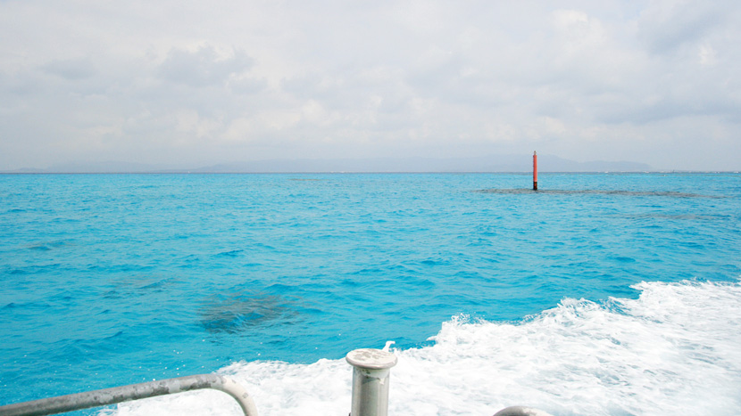 黒島へ向かう高速船から見た黒島周辺の海