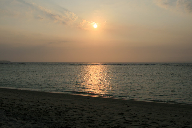 瀬底ビーチの夕日