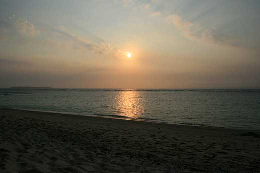 瀬底ビーチの夕日