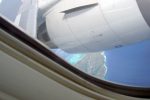 飛行機から見下ろした青い海